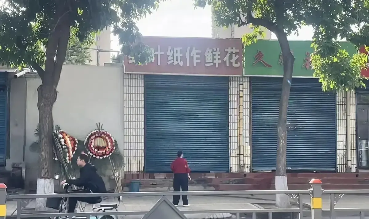 《原平纸作鲜花店门口现场高清视频》未删减版《原平纸作鲜花店门口现场高清视频》4K高清资源